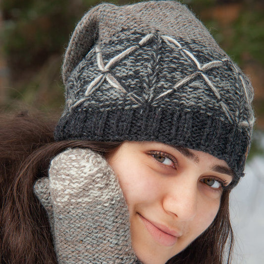 Slouchy Button Hat w. PomPom