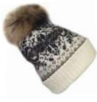 Cable Knit toque c. Fur Pompom